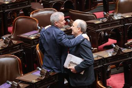 El jefe de gabinete, Guillermo Francos, junto al diputado, Emilio Monzó, de Encuentro Federal