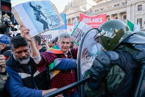 El jefe de gabinete Guillermo Francos respondió preguntas de los diputados, mientras eso ocurría un grupo de jubilados mantuvo enfrentamientos con las fuerzas federales y debido a eso los diputados de los bloques opositores se retiraron del recinto