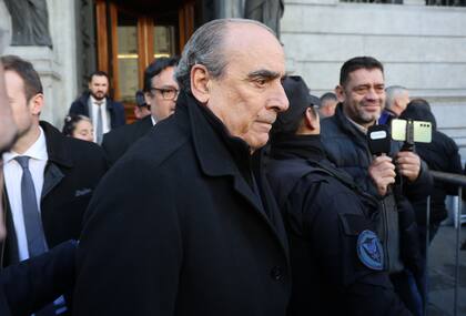El jefe de gabinete, Guillermo Francos, sale del Senado de la Nación