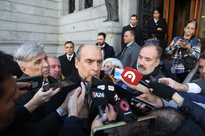 El jefe de gabinete, Guillermo Francos, sale del Senado de la Nación