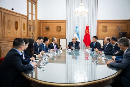 El jefe de Gabinete, Guillermo Francos, y el gobernador de Santa Cruz, Claudio Vidal, se reunieron con Wang Wei, embajador de la República Popular China en Argentina, y directivos de la empresa china Gezhouba, a cargo de las obras de las obras de las represas hidroeléctricas en la provincia, paralizadas hace años.