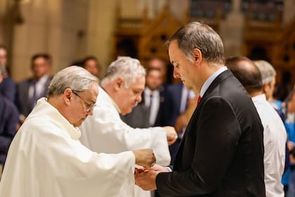El jefe de Gabinete, Manuel Adorni, durante la misa en homenaje al papa Francisco en la Basílica de Luján