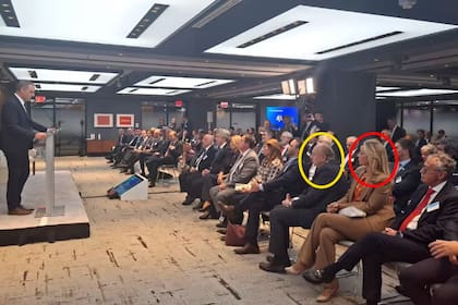 El jefe de Gabinete, Manuel Adorni, en el cierre del Argentina Week desde Nueva York. En la primera fila está su esposa, Bettina Angeletti, junto al empresario José Luis Manzano.