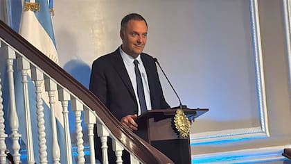 El jefe de Gabinete, Manuel Adorni, en el consulado argentino en Nueva York.