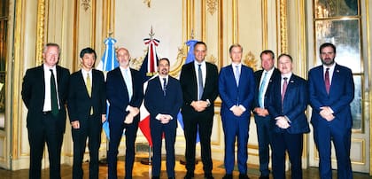 El jefe de gabinete Manuel Adorni junto a los embajadores del G7.