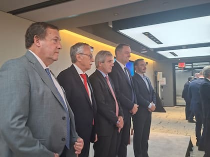 El jefe de Gabinete Manuel Adorni junto a los ministros de Economía y Salud; Luis Caputo y Mario Lugones y los gobernadores Alberto Weretilneck (Río Negro) y Juan Pablo Váldes (Corrientes) durante el cierre del Argentina Week en Nueva York
