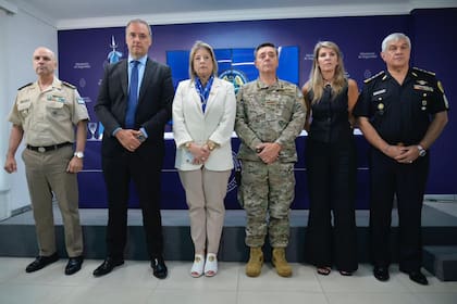 El jefe de Gabinete, Manuel Adorni; la ministra de Seguridad Nacional, Alejandra Monteoliva, y la jueza federal Sandra Arroyo Salgado, en comopañía del comandante general de la Gendarmería Nacional Claudio Brilloni, y dle jefe de la Policía Federal, comisario general Luis Rolle, presentaron el avance de la investigación del suicidio de un soldado en la Quinta de Olivos
