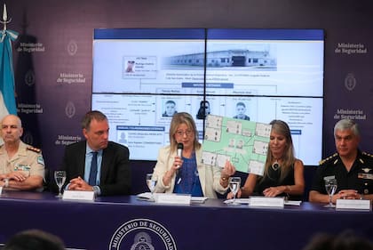 El jefe de Gabinete, Manuel Adorni; la ministra de Seguridad, Alejandra Monteoliva; y la jueza Sandra Arroyo Salgado anunciaron la caída de la denominada “PYME del delito”. También estuvieron presentes el jefe de la Policía Federal Argentina, Comisario General Alejandro Rolle, y el jefe de la Gendarmería Nacional, Comandante General Claudio Brilloni.