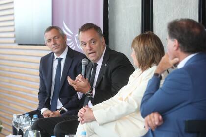 El jefe de Gabinete, Manuel Adorni, participó de un conversatorio sobre la reforma laboral junto a Patricia Bullrich (que lleva las conversaciones en la Cámara alta), el senador libertario Guillermo Montenegro y el analista económico Claudio Zuchovicki