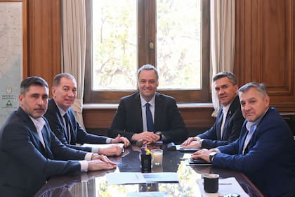 El Jefe de Gabinete, Manuel Adorni, y el ministro del Interior, Diego Santilli, con el gobernador de Chaco, Leandro Zdero
