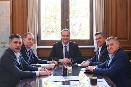El jefe de gabinete Manuel Adorni y el ministro del Interior, Diego Santilli, recibieron al gobernador de Chaco, Leandro Zdero y sus colaboradores.