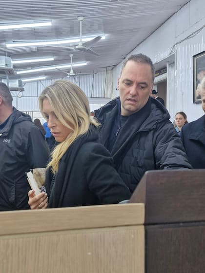 El jefe de Gabinete, Manuel Adorni, y su esposa, Bettina Angeletti, durante el viaje del Presidente a Nueva York