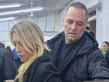 El jefe de Gabinete, Manuel Adorni, y su esposa, Bettina Angeletti, durante la visita a la tumba del rebe de Lubavitch, en Nueva York