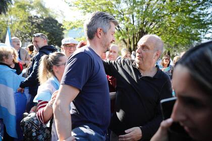 El jefe de gabinete, Marcos Peña, y Hernán Lombardi, titular del sistema federal de medios, en la marcha del "Sí se puede"