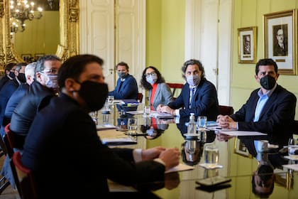 El gabinete nacional avanza en la confección del decreto que volverá a limitar los viajes al Exterior.