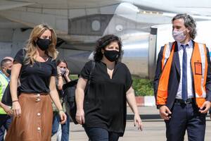 El jefe de Gabinete, Santiago Cafiero; la ministra de Salud, Carla Vizzotti; y la asesora presidencial, Cecilia Nicolini, en Ezeiza