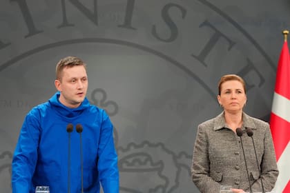 El jefe de gobierno de Groenlandia Jens-Frederik Nielsen y la premier danesa Mette Frederiksen en una rueda de prensa en Copenhague, Dinamarca, el 13 de enero de 2026