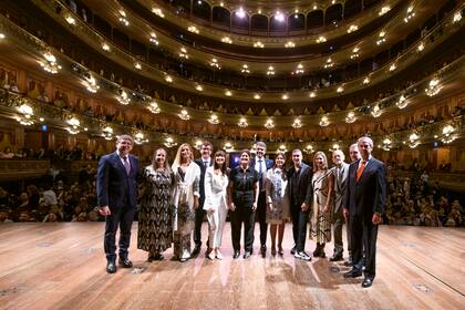 El Jefe de Gobierno, Jorge Macri, y la ministra de Cultura, Gabriela Ricardes, junto a Gerardo Griego y todo su equipo, en el mismo escenario del Colón