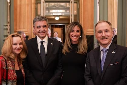 El Jefe de Gobierno, María Belén Ludueña, y el embajador de Estados Unidos, Peter Lamelas, y su esposa, Stephanie.