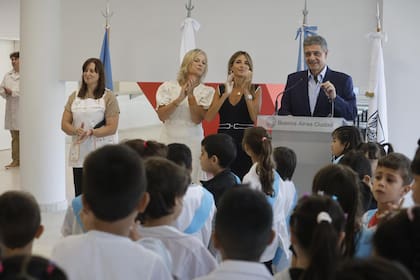 El jefe de Gobierno participó del izamiento de la bandera y remarcó la importancia del tiempo en el aula