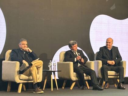 El jefe de Gobierno porteño, Jorge Macri; Marcelo Torres, presidente de Aapresid, y Sergio Iraeta, secretario de Agricultura, en el congreso de Aapresid