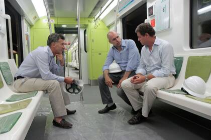 El jefe de gobierno porteño, Mauricio Macri, junto al jefe de gabinete, en uno de los nuevos vagones