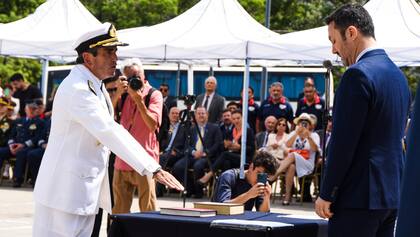 El jefe de la Armada, contralmirante Carlos María Allievi, y el ministro de Defensa, Luis Petri
