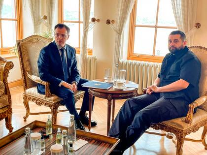 El jefe de la delegación rusa, Vladimir Medinsky (izquierda), dialoga con el ucraniano Davyd Arakhamia
