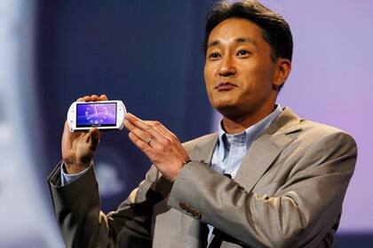 El jefe de la división de videojuegos de Sony, Kaz Hirai, muestra la nueva generación de la consola portátil, denominada PSP Go!