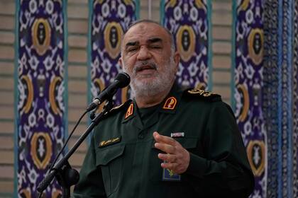El jefe de la Guardia Revolucionaria de Irán, el general Hossein Salami, habla en una ceremonia que conmemora el primer aniversario de la muerte del difunto presidente iraní Ebrahim Raisi, en Teherán, Irán, el jueves 15 de mayo de 2025. (AP Foto/Vahid Salemi)