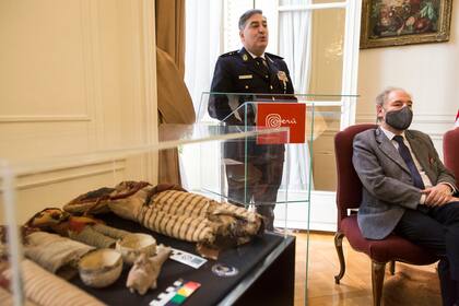 El jefe de la Policía Federal Argentina, comisario general Juan Carlos Hernández, celebró la restitución de las piezas al Perú: "Es un honor y una alegría especial, somos dos pueblos unidos por ese sentimiento sanmartiniano"