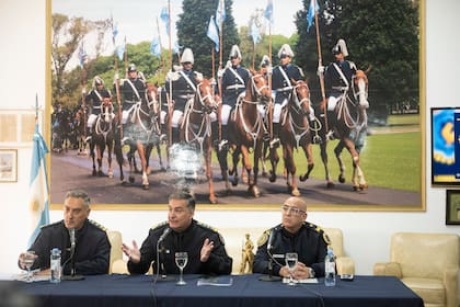 El jefe de la Policía Federal Argentina (PFA), comisario general Juan Hernández (en el centro de la imagen), el comisario general Alejandro Ñamandu, y el comisario inspector Pablo Carcacci, durante la conferencia de prensa