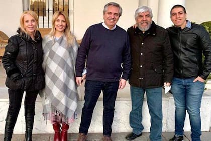 El jefe de los camioneros fue junto a su mujer, Liliana Zulet, y su hijo Jerónimo. En la foto, que fue criticada en las redes sociales, posan junto al Presidente y la primera dama, Fabiola Yañez, sin barbijo ni distanciamiento social