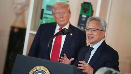 El jefe de Nvidia, Jensen Huang, junto al presidente de Estados Unidos Donald Trump