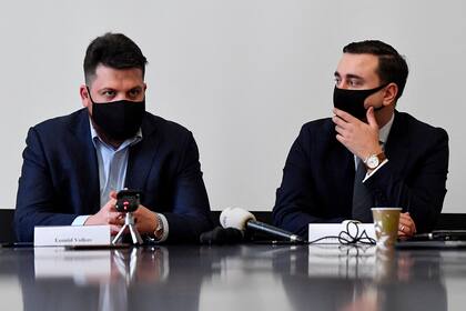 El jefe de personal y director político del líder de la oposición rusa Alexei Navalny, Leonid Volkov y el director ejecutivo de la fundación Anticorrupción, Ivan Zhdanov, dan una conferencia de prensa en la Embajada de Lituania en Bruselas el 22 de febrero de 2021