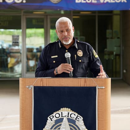 El jefe de policía Daniel Comeaux confirmó el rechazo al programa 287(g) del ICE en Dallas