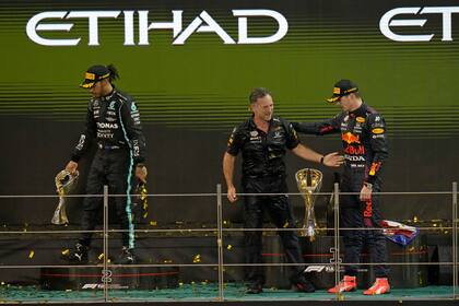 El jefe de Red Bull, Christian Horner, celebra con el piloto Max Verstappen el campeonato de la Fórmula 1