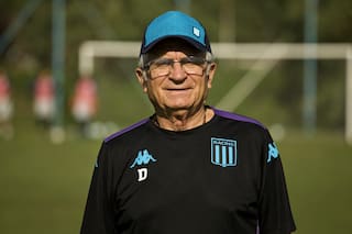 El maestro que moldea a los chicos de Racing se ríe de los prejuicios: "¡¿Cómo vas a poner a un viejo de 80 años?!"