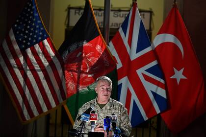 El jefe del Comando Central de EE. UU., General Kenneth McKenzie, habla durante una conferencia de prensa en la antigua sede de Resolute Support en el recinto de la embajada de EE. UU. En Kabul 