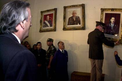 El jefe del Ejército descolgando por orden de Néstor Kirchner el cuadro de Videla en el Colegio Militar