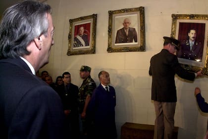 El jefe del Ejército descuelga por orden de Néstor Kirchner el cuadro de Videla en el Colegio Militar