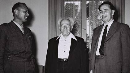 El jefe del ejército, Moshe Dayan; David Ben Gurion, y Peres, director del Ministerio de Defensa israelí, en 1955