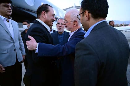 El jefe del Ejército pakistaní, Syed Asim Munir es recibido por el Ministro del Interior iraní, Eskandar Momeni, a su llegada a Teherán como parte de los esfuerzos de mediación entre Irán y Estados Unidos (AFP)