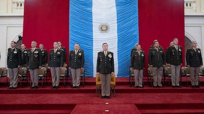 El jefe del Ejército, teniente general Carlos Alberto Presti, en el acto de entrega de bastones de mando a generales del Ejército, en un acto realizado en octubre en el Colegio Militar