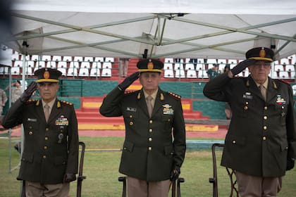 El jefe del Ejército, teniente general Guillermo Olegario Pereda, encabezó el acto cuestionado por el Ministerio de Defensa