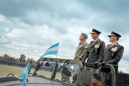 El jefe del Ejército, teniente general Oscar Santiago Zarich, y el ministro de Defensa, teniente general Carlos Alberto Presti