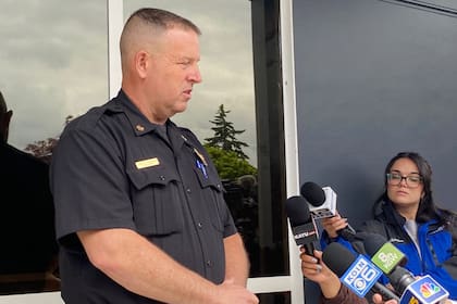 El jefe del equipo de rescate de bomberos, Scott Goldstein, habla con la prensa
