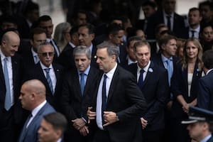 Las tropas digitales libertarias se mantuvieron distantes en la defensa de Adorni