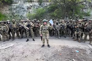 El líder de un poderoso grupo paramilitar ruso amenaza con retirar sus tropas de una batalla clave en Ucrania