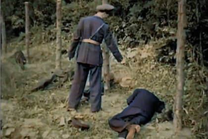 El jefe del pelotón de fusilamiento se acerca para rematar al exdictador rumano Ion Antonescu, que todavía estaba vivo tras el fusilamiento